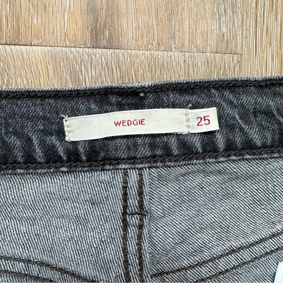 REVOLVE Levi's Wedgie Icon Fit Jeans in Bite My Dust Wash Grey Denim - Size 25 - Picture 10 of 16
